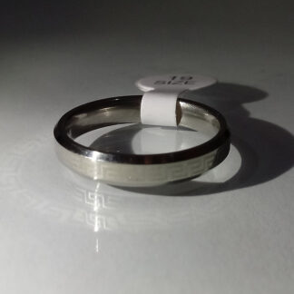 Anillo de acero grabado.